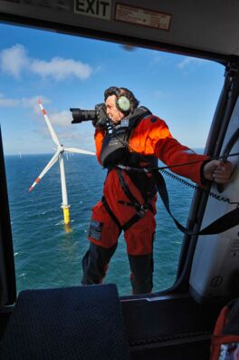 Der Fotograf Jan Oelker im Offshore-Windpark Borkum West in der Nordsee.