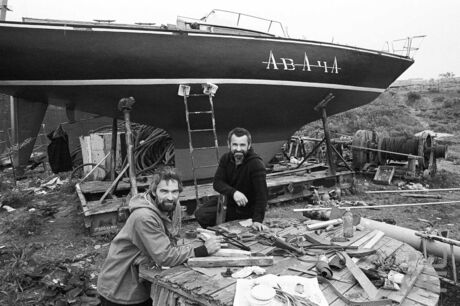 Sergej Pasenjuk und sein Freund beim Ausbau der Segeljacht "Awatscha" auf der Werft in Petropawlowsk-Kamtschatski, 1993