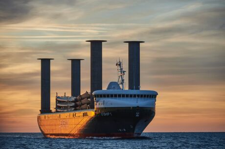 Das mit Flettner-Rotoren ausgerüstete E-Ship 1 bringt Windkraftkomponenten in den Hafen von Sete am Mittelmeer, 2016