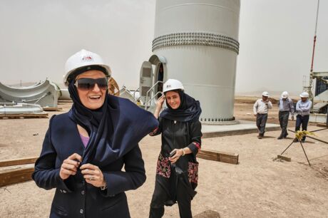 Zwei Supervisorinnen des Betreibers auf der Baustelle der Kahak Wind Farm bei Takestan im Iran, 2016
