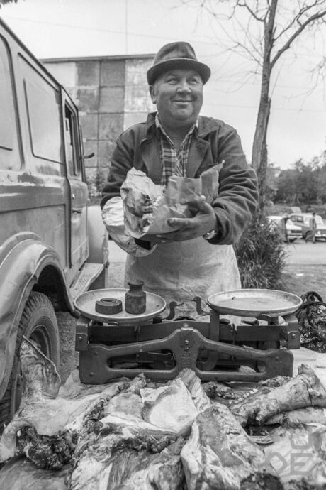 Ein Bauer verkauft Fleisch und Speck auf der Straße in Petropawlowsk-Kamtschatski, 1993