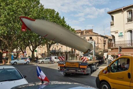 Der Transport von Rotorblättern für eine Enercon E-82 passiert die Kleinstadt Montagnac in in Süd-Frankreich, 2016