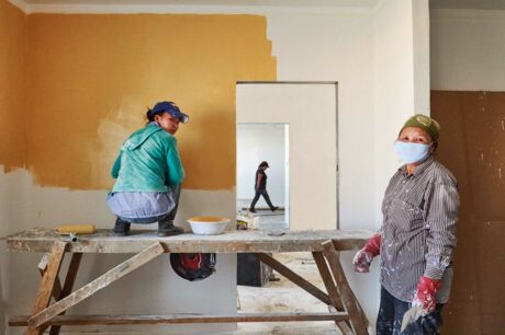 Frauen streichen ein Gemeindezentrum in Kharkhorin, 2013