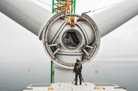 Rotormontage im Offshore-Windpark Thornton Bank  in der Nordsee vor der Belgischen Küste, 2013