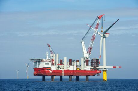 Aufbau des Offshore-Windparks Borkum West in der Nordsee mit dem Jack-up-Schiff "MPI Adventure", 2014