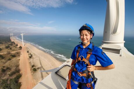 Technikerin auf einer Repower MM82 bei der Inbetriebnahme der Baolihua Windfarm an der Küste des  Südchinesischen Meeres, 2009