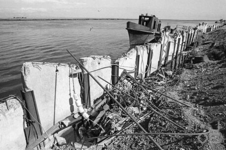 Kaimauer im Hafen von Oktjabrski am Bolschaja Reka an der Küste des Ochotskischen Meeres, 1993