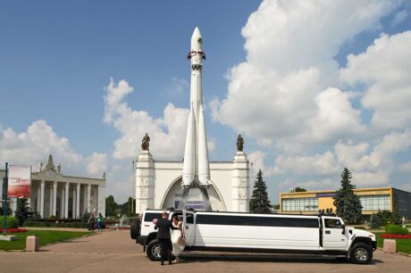 Ein Brautpaar stoppt für einen Fototermin mit seinem Stretch-Hummer vor dem ehemaligen Raumfahrtpavillon auf dem Gelände des Allrussischen Ausstellungszentrums in Moskau.