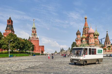 Der Robur auf dem Ploschad Wasiljewski Spusk vor dem Kremel, dem Roten Platz und der Balilius-Kathedrale in Moskau