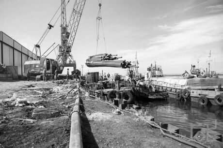 Beladen einer Schute im Hafen von Oktjabrski, 1993