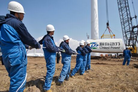 Aufbau einer Windkraftanlage Guodian United Power 1.5 MW in der Shiren Wind Farm in der Chinesischen Provinz Hebei, 2008