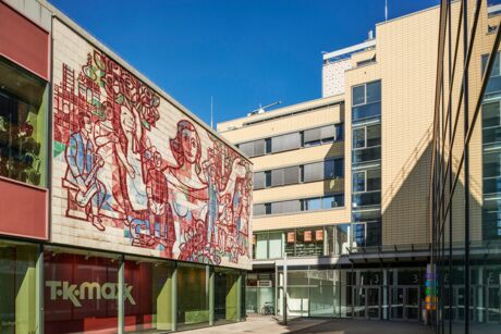 Am ehemaligen Restaurant Bastei gestalteten die Künstler Kurt Sillack und Rudolf Lipowski das Wandbild "Dresden, die Stadt der modernen sozialistischen Industrie, der Wissenschaft und der Kunst grüßt seine Gäste".