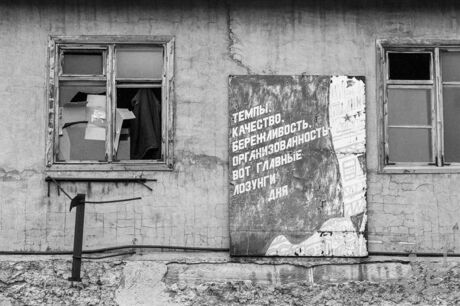 Baustelle des Geothermischen Kraftwerks am Mutnovski-Vulkan: "Тempo, Qualität, Sparsamkeit und Organisation sind die wichtigsten Losungen des Tages", 1993