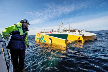 Wellenenergieanlage "Penguin" der finnischen Firma Wello Oy auf dem Wellenenergie-Testfeld des EMEC vor den Orkney-Inseln, 2014
