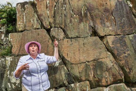 Die Lehrerin Vera führt im Sommer Besucher durch die Petroglyphen von Kalbak Tasch im Altai in Russland