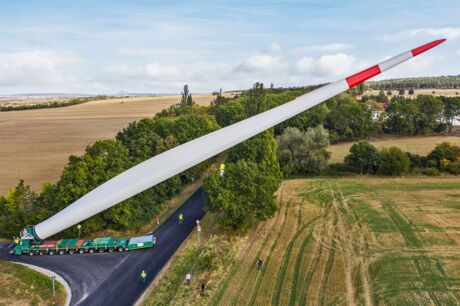 Transport eines 73,7 Meter langen Rotorblattes für eine Vestas V150-4.2 MW zum Windpark Keula in Thüringen, 2019