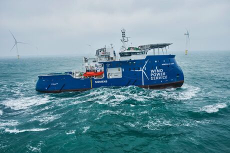 Das Service-Schiff "Windea La Cour" im niederländischen Offshore-Windpark Gemini in der Nordsee, 2017