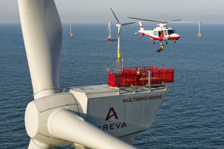 Abwinchen von Service-Technikern auf eine Multibrid M5000 im Offshore-Windpark alpha ventus in der Nordsee, 2010