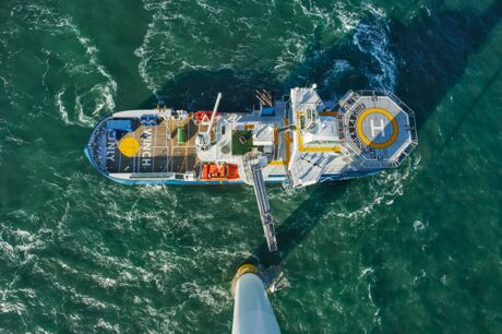 Das Service-Schiff "Windea La Cour" im niederländischen Offshore-Windpark Gemini in der Nordsee, 2017
