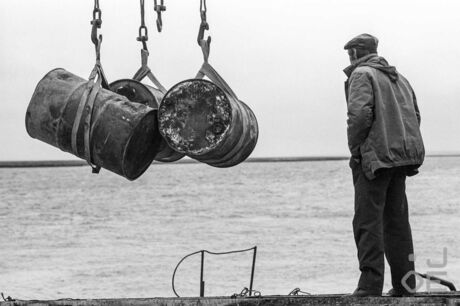 Um seine privaten Benzinfässer kümmerd sich der Käpt'n im Hafen von Oktjabrski persönlich, 1993