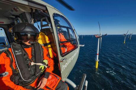 Helicopter im Offshore-Windpark Global Tech 1 in der Nordsee, 2015