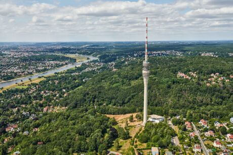 Der Dresdner Fernsehturm auf den Elbhängen in Dresden-Wachwitz