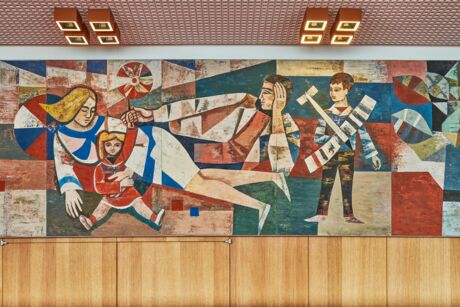 Ausschnitt aus dem Wandfries "Unser sozialistisches Leben" von Heinz Drache und Walter Rehn im mittleren Foyer im Kulturpalast Dresden